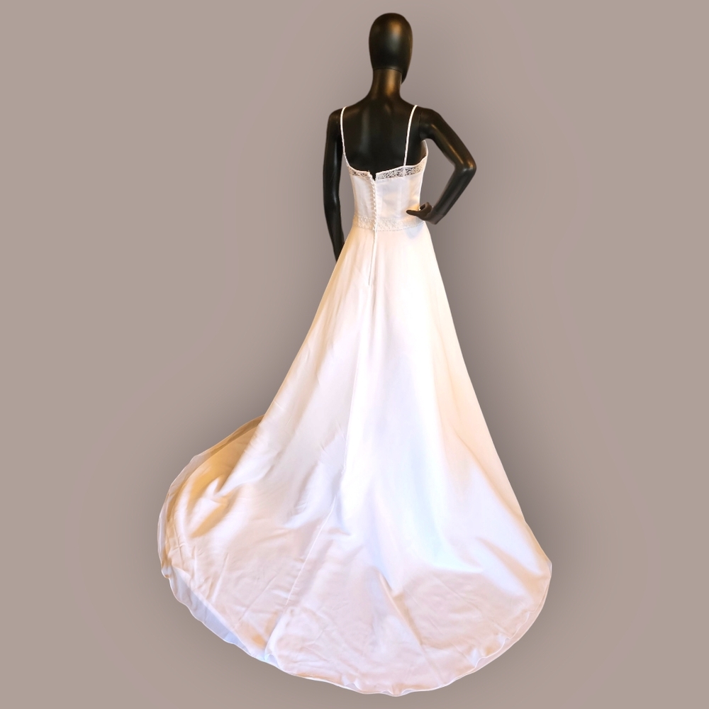 White A-Line Scoopneck Bead Detail Wedding Gown - Picture 2 of 3